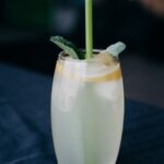 Pipetli, serinletici limonlu bir bardak su
