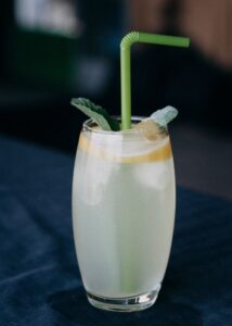 Pipetli, serinletici limonlu bir bardak su
