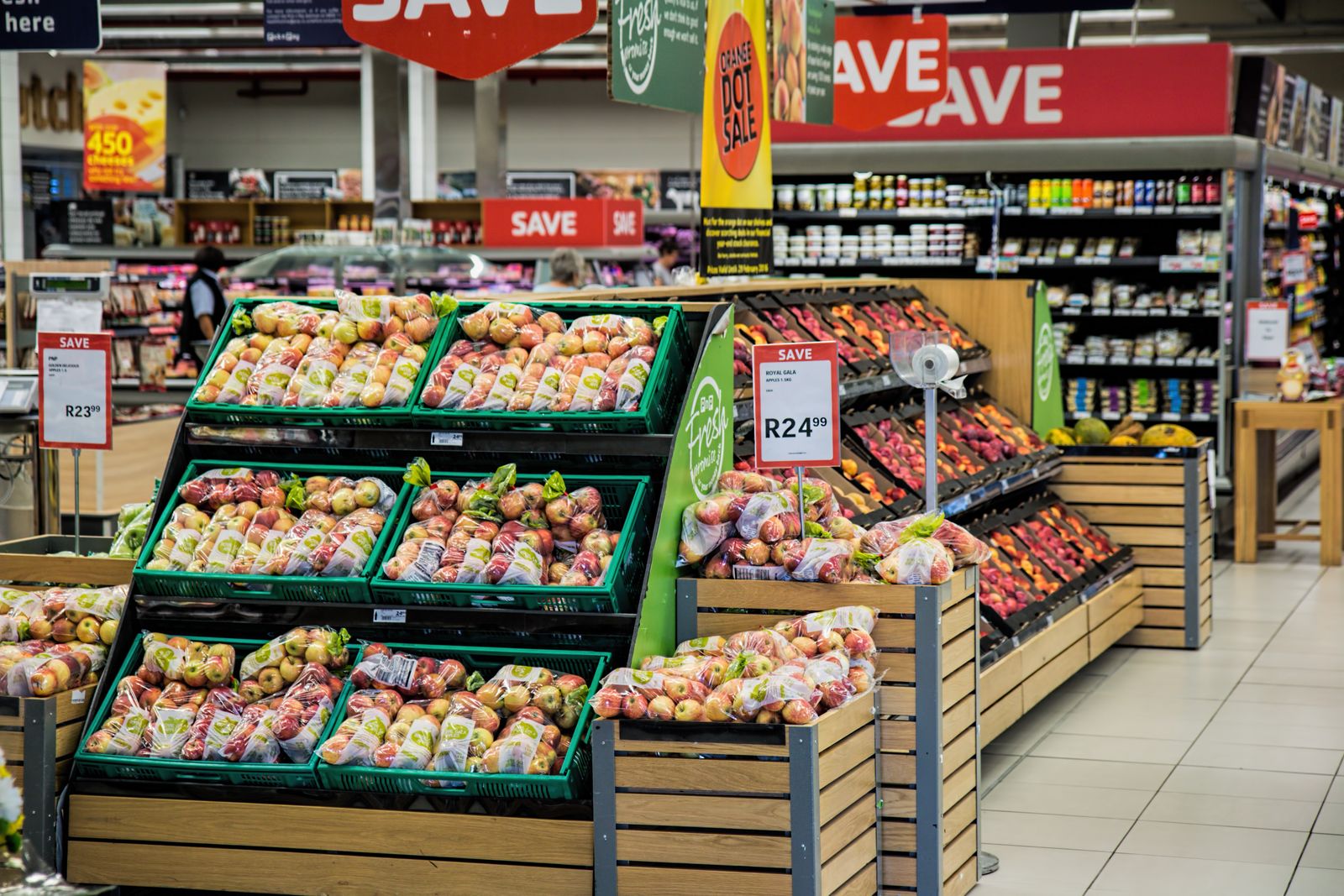 Bir süpermarketin renkli meyve sebze reyonu