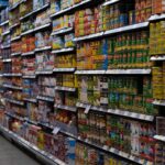 Bir markette çeşit çeşit ürünlerle dolu raflar