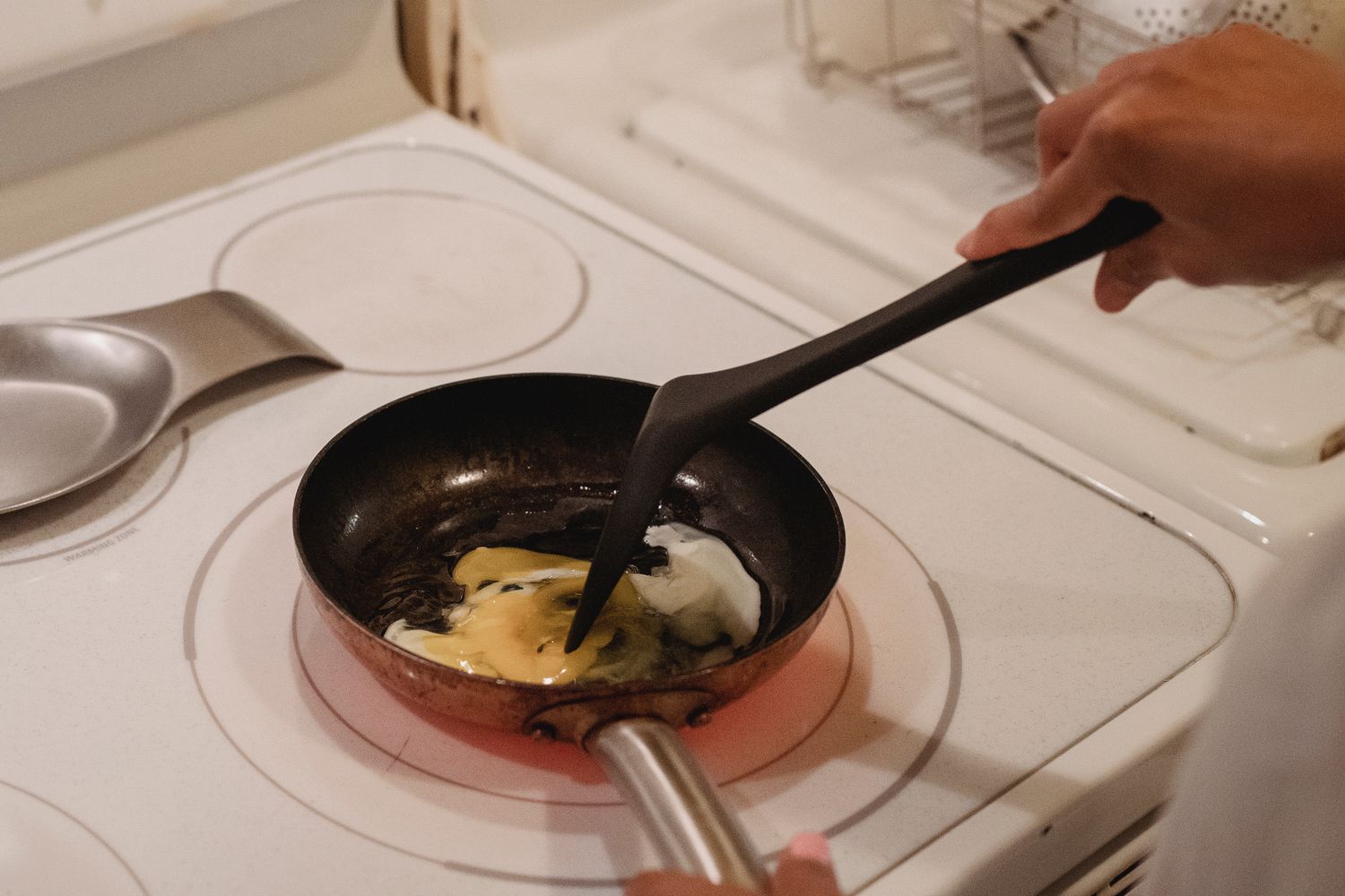 Yüksek ısıda kullanılan aşınmış plastik spatula ve gıdaya kimyasal geçiş olasılığı