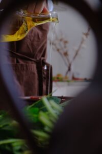 Cam kaptan dökülen zeytinyağı